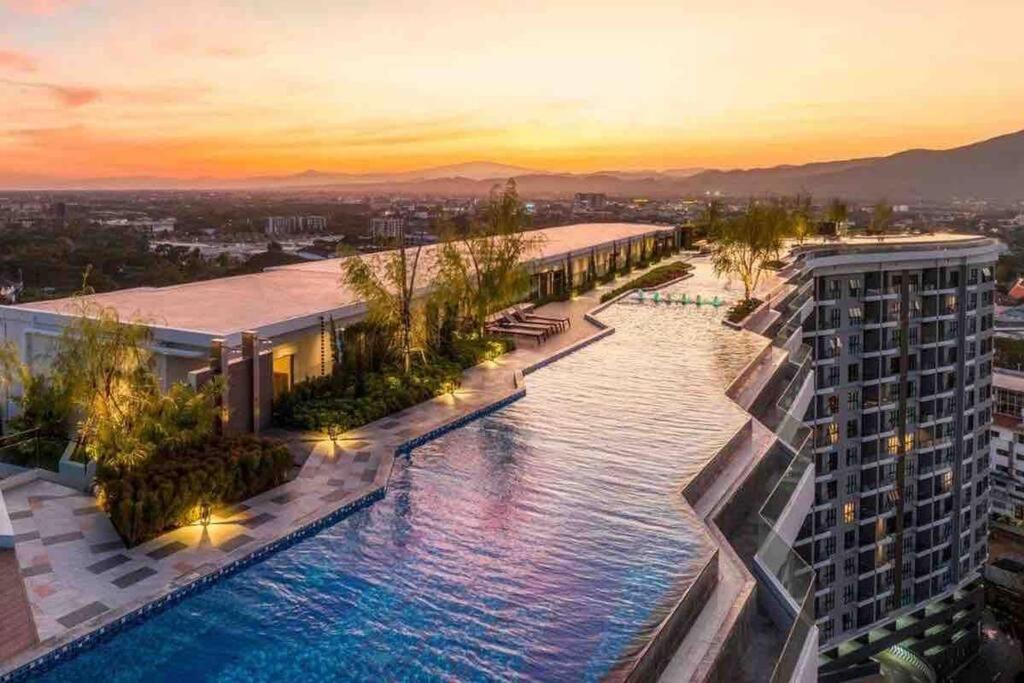 New & Cozy 2 Bedroom @ The Astra Sky River Chiang Mai Bagian luar foto