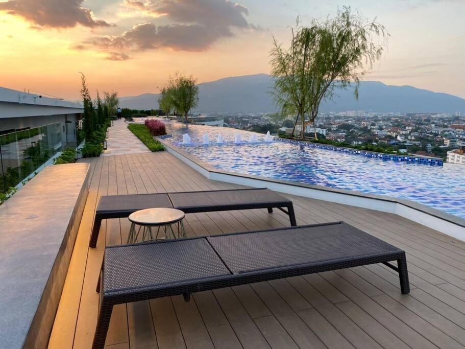 New & Cozy 2 Bedroom @ The Astra Sky River Chiang Mai Bagian luar foto