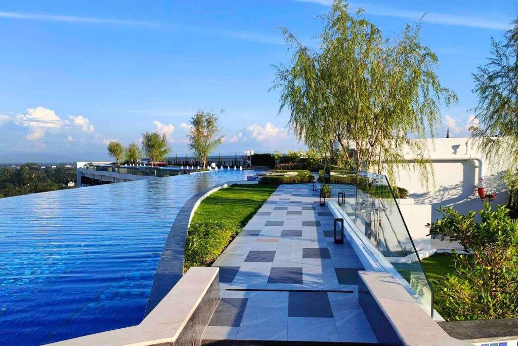 New & Cozy 2 Bedroom @ The Astra Sky River Chiang Mai Bagian luar foto